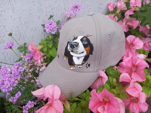 Wyjątkowa ręcznie malowana czapka z daszkiem Berneński Pies Pasterski