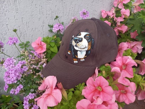 Wyjątkowa ręcznie malowana czapka z daszkiem Berneński Pies Pasterski