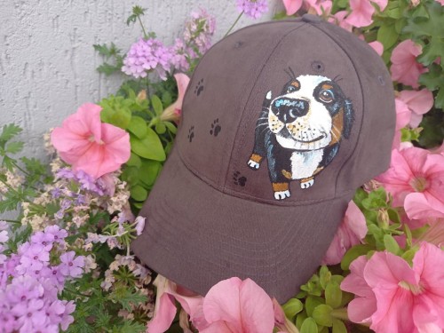 Wyjątkowa ręcznie malowana czapka z daszkiem Berneński Pies Pasterski