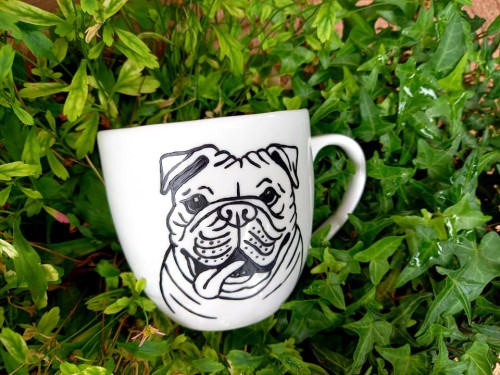 Wyjątkowy, ręcznie malowany kubek z autorskim motywem Buldoga Angielskiego.