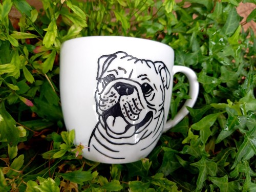 Wyjątkowy, ręcznie malowany kubek z autorskim motywem Buldoga Angielskiego.
