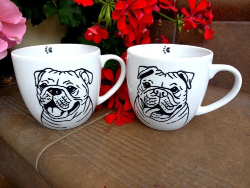 Wyjątkowy, ręcznie malowany kubek z autorskim motywem Buldoga Angielskiego.