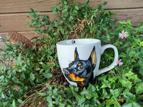 Wyjątkowy, ręcznie malowany kubek z autorskim motywem Dobermana