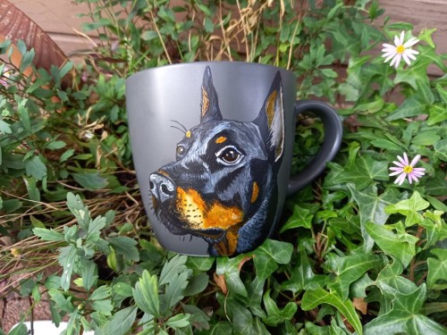 Wyjątkowy, ręcznie malowany kubek z autorskim motywem Dobermana