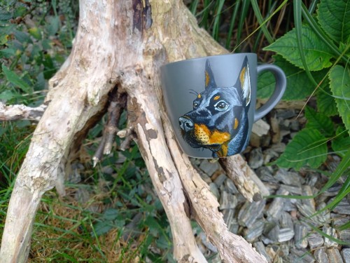Wyjątkowy, ręcznie malowany kubek z autorskim motywem Dobermana