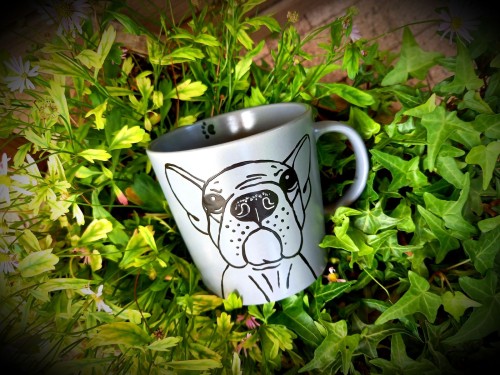 Wyjątkowy, ręcznie malowany kubek z autorskim motywem Buldożka francuskiego