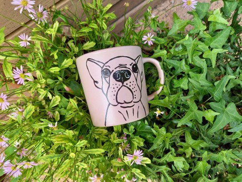 Wyjątkowy, ręcznie malowany kubek z autorskim motywem Buldożka francuskiego