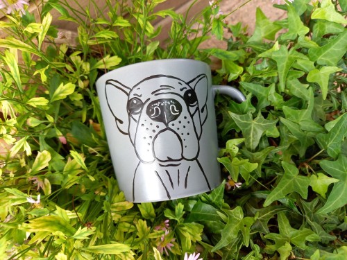 Wyjątkowy, ręcznie malowany kubek z autorskim motywem Buldożka francuskiego