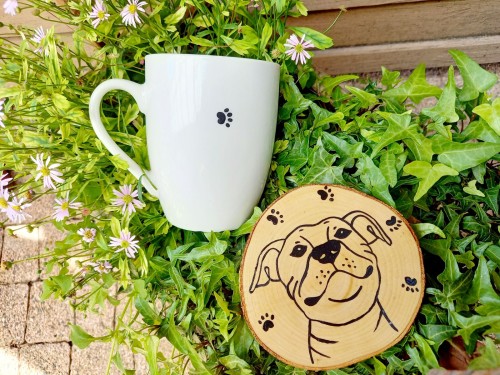 Wyjątkowy, ręcznie malowany zestaw kubek z podkładką z autorskim motywem Staffika