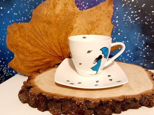 Wyjątkowa, ręcznie malowana filiżanka z autorskim motywem Dziewczyna i wiatr.