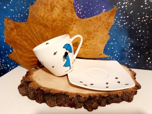 Wyjątkowa, ręcznie malowana filiżanka z autorskim motywem Dziewczyna i wiatr.