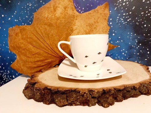 Wyjątkowa, ręcznie malowana filiżanka z autorskim motywem Dziewczyna i wiatr.