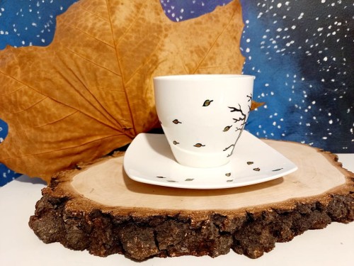 Wyjątkowa, ręcznie malowana filiżanka z autorskim motywem Dziewczyna i wiatr.