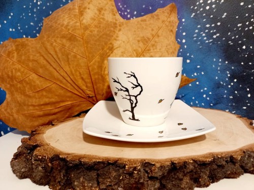 Wyjątkowa, ręcznie malowana filiżanka z autorskim motywem Dziewczyna i wiatr.