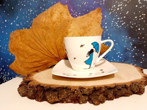 Wyjątkowa, ręcznie malowana filiżanka z autorskim motywem Dziewczyna i wiatr.