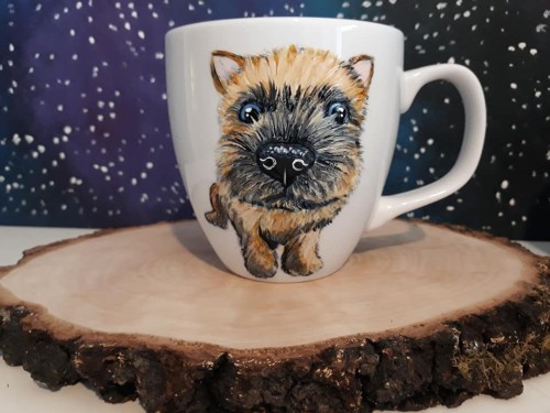 Wyjątkowy, ręcznie malowany kubek z autorskim motywem Cairn Terrier