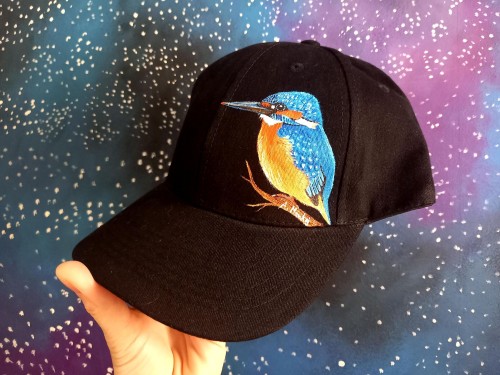 Wyjątkowa ręcznie malowana czapka z Zimorodkiem