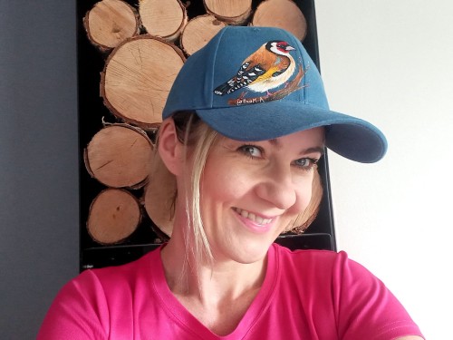 Wyjątkowa ręcznie malowana czapka ze Szczygłem