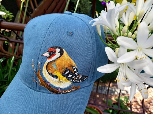 Wyjątkowa ręcznie malowana czapka ze Szczygłem