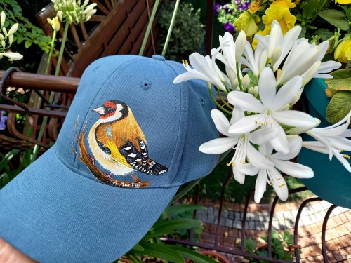 Wyjątkowa ręcznie malowana czapka ze Szczygłem