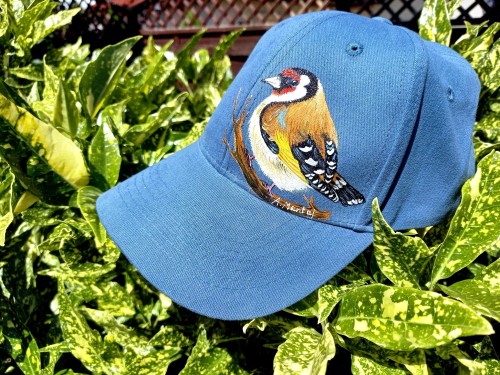 Wyjątkowa ręcznie malowana czapka ze Szczygłem