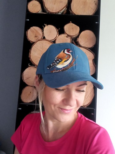 Wyjątkowa ręcznie malowana czapka ze Szczygłem