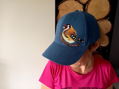 Wyjątkowa ręcznie malowana czapka ze Szczygłem