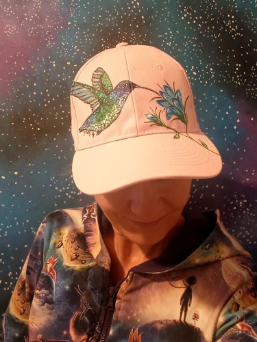 Wyjątkowa ręcznie malowana czapka z Kolibrem
