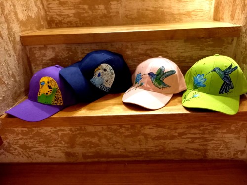 Czapki z papużkami i kolibrami
