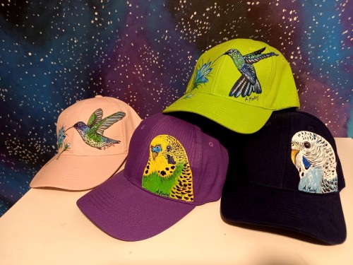 Czapki z kolibrami i papużkami
