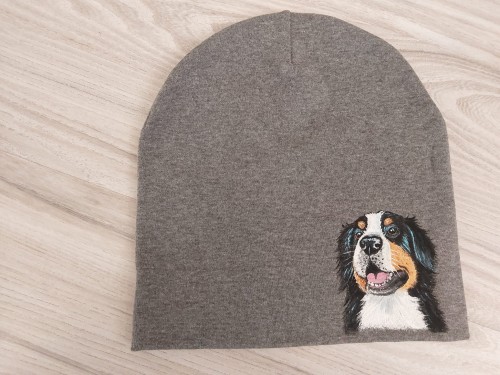 Wyjątkowa ręcznie malowana czapka bawełniana z Berneńskim Psem Pasterskim.