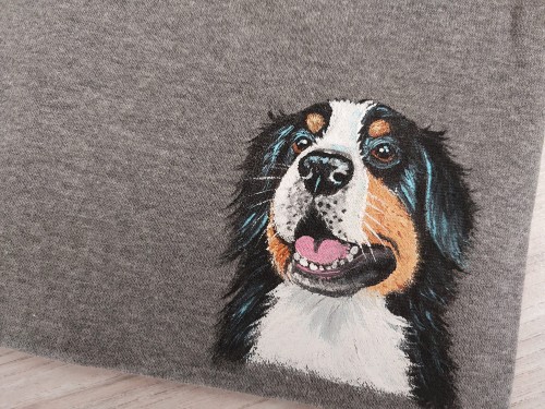 Wyjątkowa ręcznie malowana czapka bawełniana z Berneńskim Psem Pasterskim.