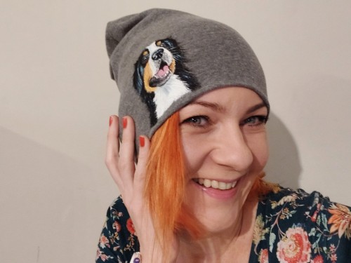 Wyjątkowa ręcznie malowana czapka bawełniana z Berneńskim Psem Pasterskim.