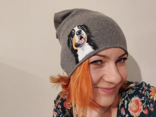 Wyjątkowa ręcznie malowana czapka bawełniana z Berneńskim Psem Pasterskim.