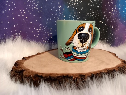 Wyjątkowy, ręcznie malowany kubek Beagle i Wielkanoc.
