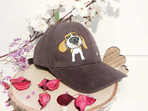Wyjątkowa ręcznie malowana czapka z daszkiem Beagle.