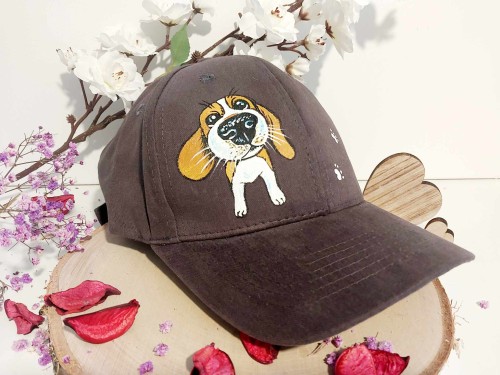 Wyjątkowa ręcznie malowana czapka z daszkiem Beagle.