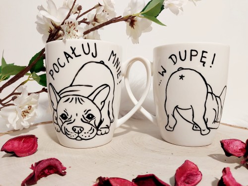 Wyjątkowy, ręcznie malowany kubek Buldożek Francuski pocałuj mnie w dupę.