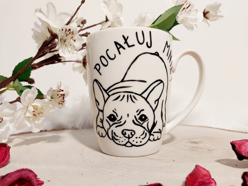 Wyjątkowy, ręcznie malowany kubek Buldożek Francuski pocałuj mnie w dupę.