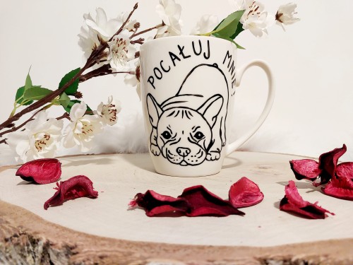 Wyjątkowy, ręcznie malowany kubek Buldożek Francuski pocałuj mnie w dupę.