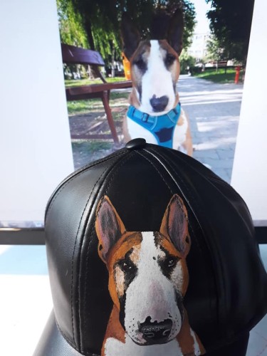 Wyjątkowa ręcznie malowana czapka z daszkiem z portretem Pupila