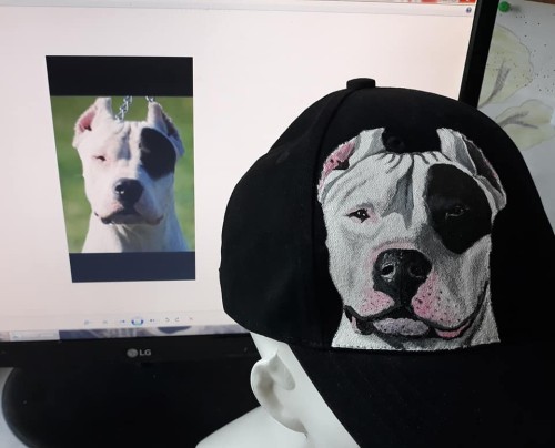 Wyjątkowa ręcznie malowana czapka z daszkiem z portretem Pupila