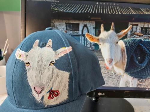 Wyjątkowa ręcznie malowana czapka z daszkiem z portretem Pupila