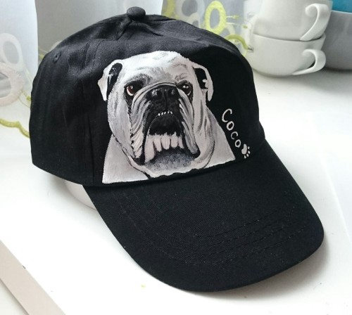 Wyjątkowa ręcznie malowana czapka z daszkiem z portretem Pupila