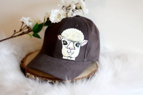 Wyjątkowa ręcznie malowana czapka z daszkiem Alpaka