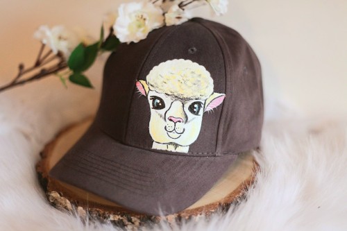 Wyjątkowa ręcznie malowana czapka z daszkiem Alpaka