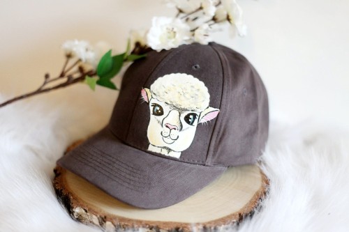 Wyjątkowa ręcznie malowana czapka z daszkiem Alpaka