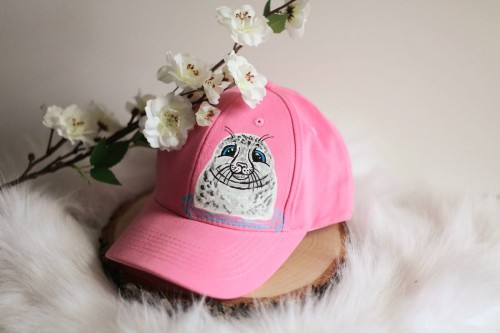 Wyjątkowa ręcznie malowana czapka z daszkiem Foczka