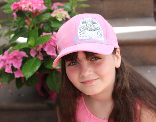 Wyjątkowa ręcznie malowana czapka z daszkiem Foczka