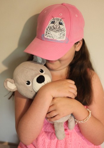 Wyjątkowa ręcznie malowana czapka z daszkiem Foczka